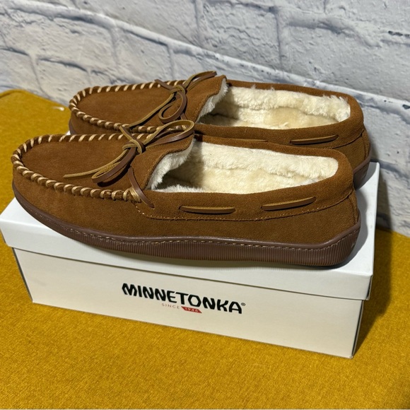 Minnetonka Men's Brown Pile Lined Hardsole Moccasin Slippers, Size 10M - Picture 1 of 6